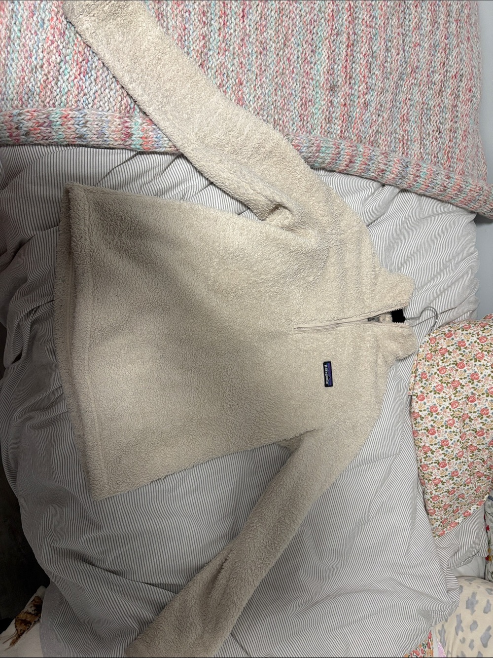Patagonia Women's Cream Zip-Up Fleece Pullover